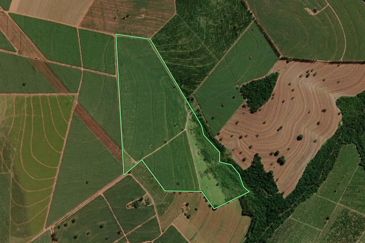 Imagem de satélite do imóvel rural em Itápolis (SP), com o contorno declarado no CAR desenhado por cima.