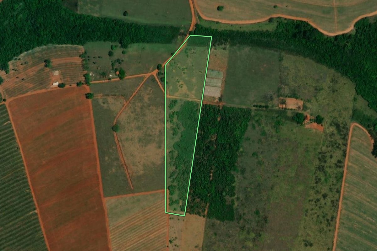 Imagem de satélite do imóvel rural em Itápolis (SP), com o contorno declarado no CAR desenhado por cima.