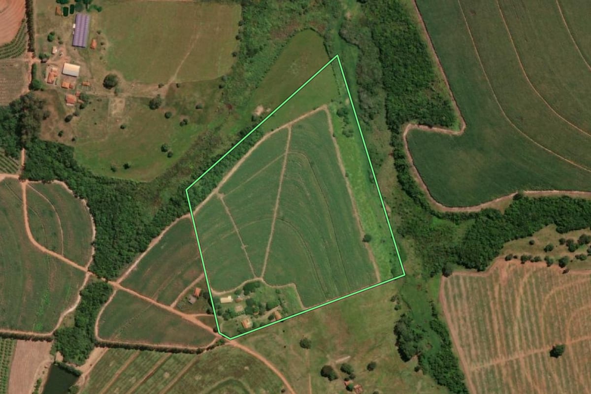 Imagem de satélite do imóvel rural em Itápolis (SP), com o contorno declarado no CAR desenhado por cima.