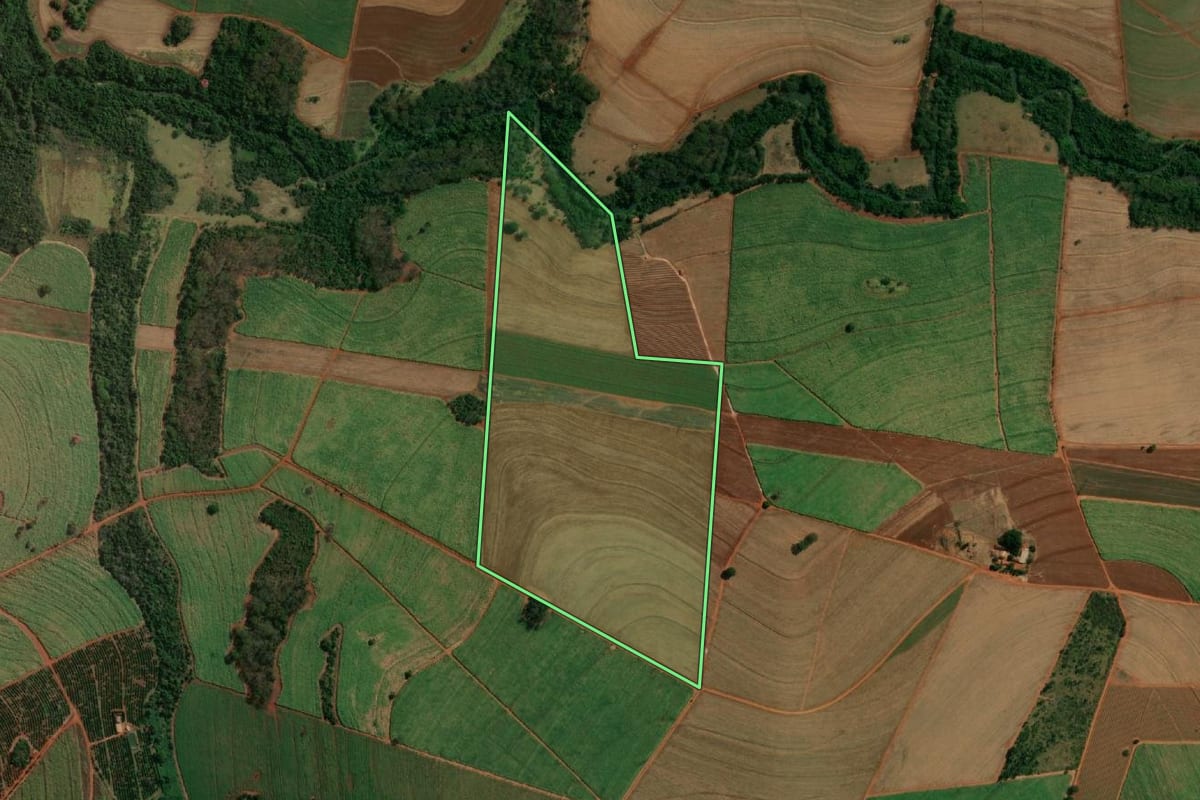 Imagem de satélite do imóvel rural em Itápolis (SP), com o contorno declarado no CAR desenhado por cima.