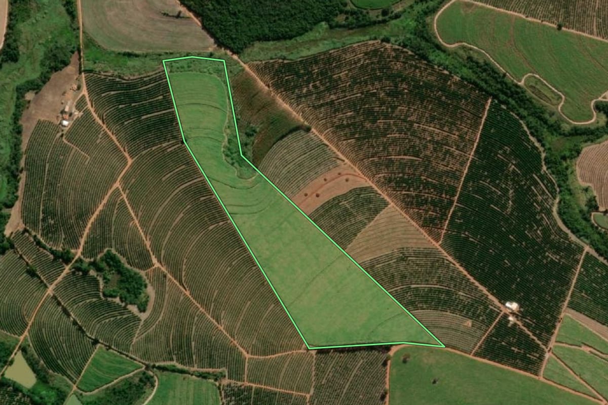 Imagem de satélite do imóvel rural em Itápolis (SP), com o contorno declarado no CAR desenhado por cima.