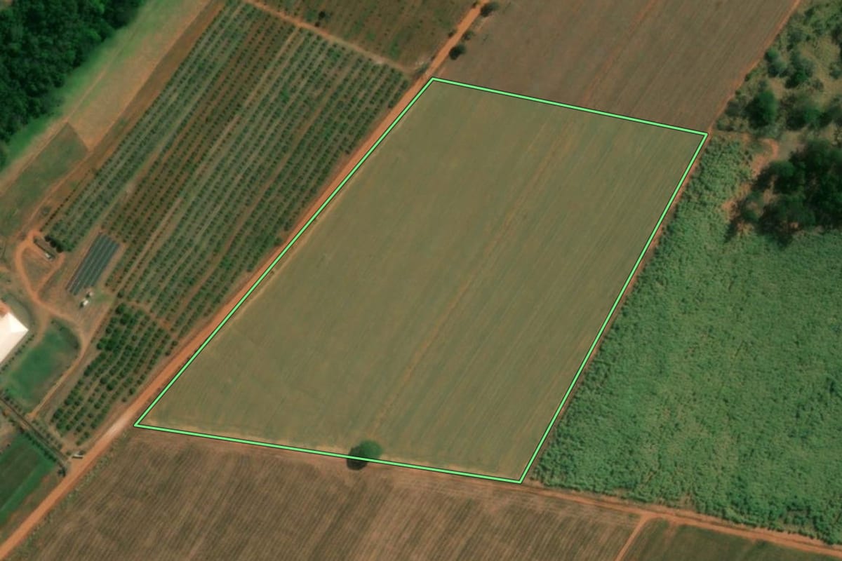 Imagem de satélite do imóvel rural em Itápolis (SP), com o contorno declarado no CAR desenhado por cima.