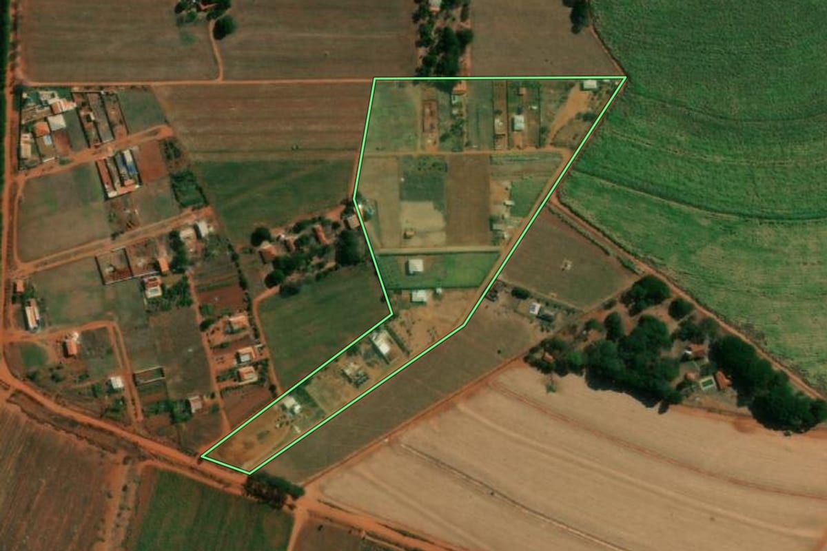 Imagem de satélite do imóvel rural em Itápolis (SP), com o contorno declarado no CAR desenhado por cima.