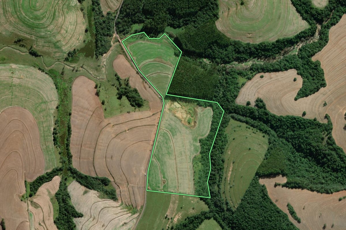 Imagem de satélite do imóvel rural em Itaporanga (SP), com o contorno declarado no CAR desenhado por cima.