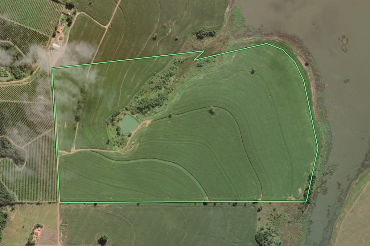 Imagem de satélite do imóvel rural em Itaporanga (SP), com o contorno declarado no CAR desenhado por cima.