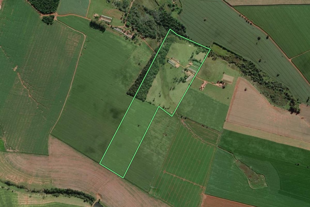 Imagem de satélite do imóvel rural em Itaporanga (SP), com o contorno declarado no CAR desenhado por cima.