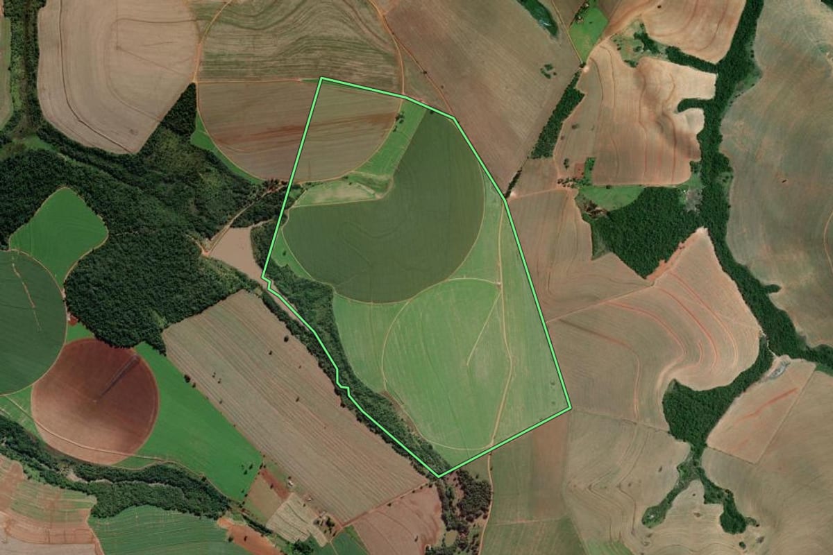 Imagem de satélite do imóvel rural em Itaporanga (SP), com o contorno declarado no CAR desenhado por cima.