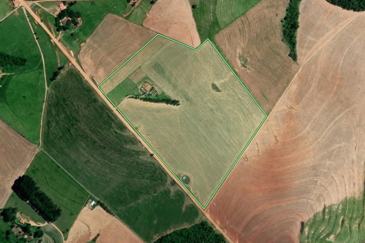 Imagem de satélite do imóvel rural em Itaporanga (SP), com o contorno declarado no CAR desenhado por cima.