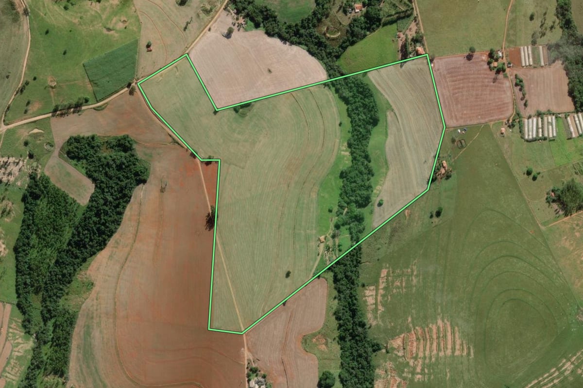 Imagem de satélite do imóvel rural em Itaporanga (SP), com o contorno declarado no CAR desenhado por cima.