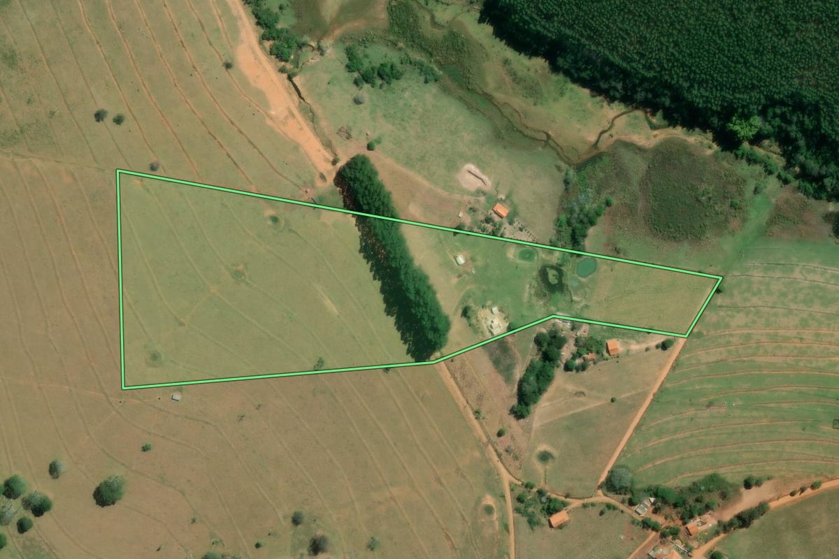 Imagem de satélite do imóvel rural em Itaporanga (SP), com o contorno declarado no CAR desenhado por cima.