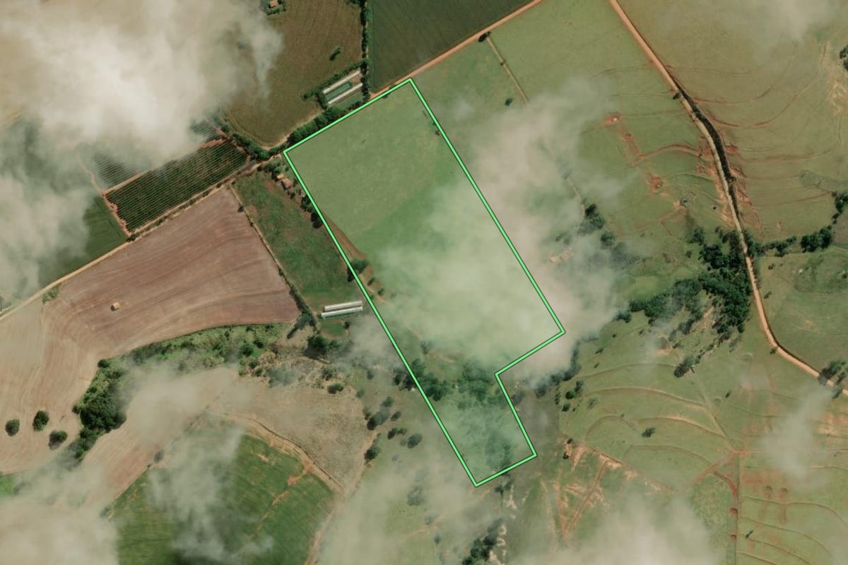 Imagem de satélite do imóvel rural em Itaporanga (SP), com o contorno declarado no CAR desenhado por cima.