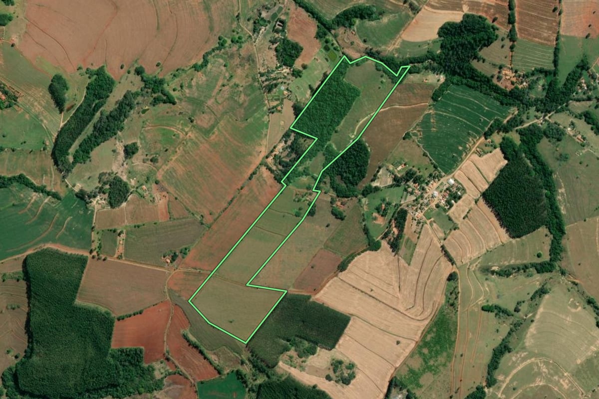 Imagem de satélite do imóvel rural em Itaporanga (SP), com o contorno declarado no CAR desenhado por cima.
