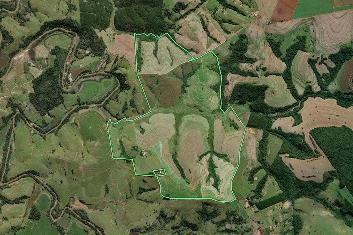 Imagem de satélite do imóvel rural em Itaporanga (SP), com o contorno declarado no CAR desenhado por cima.