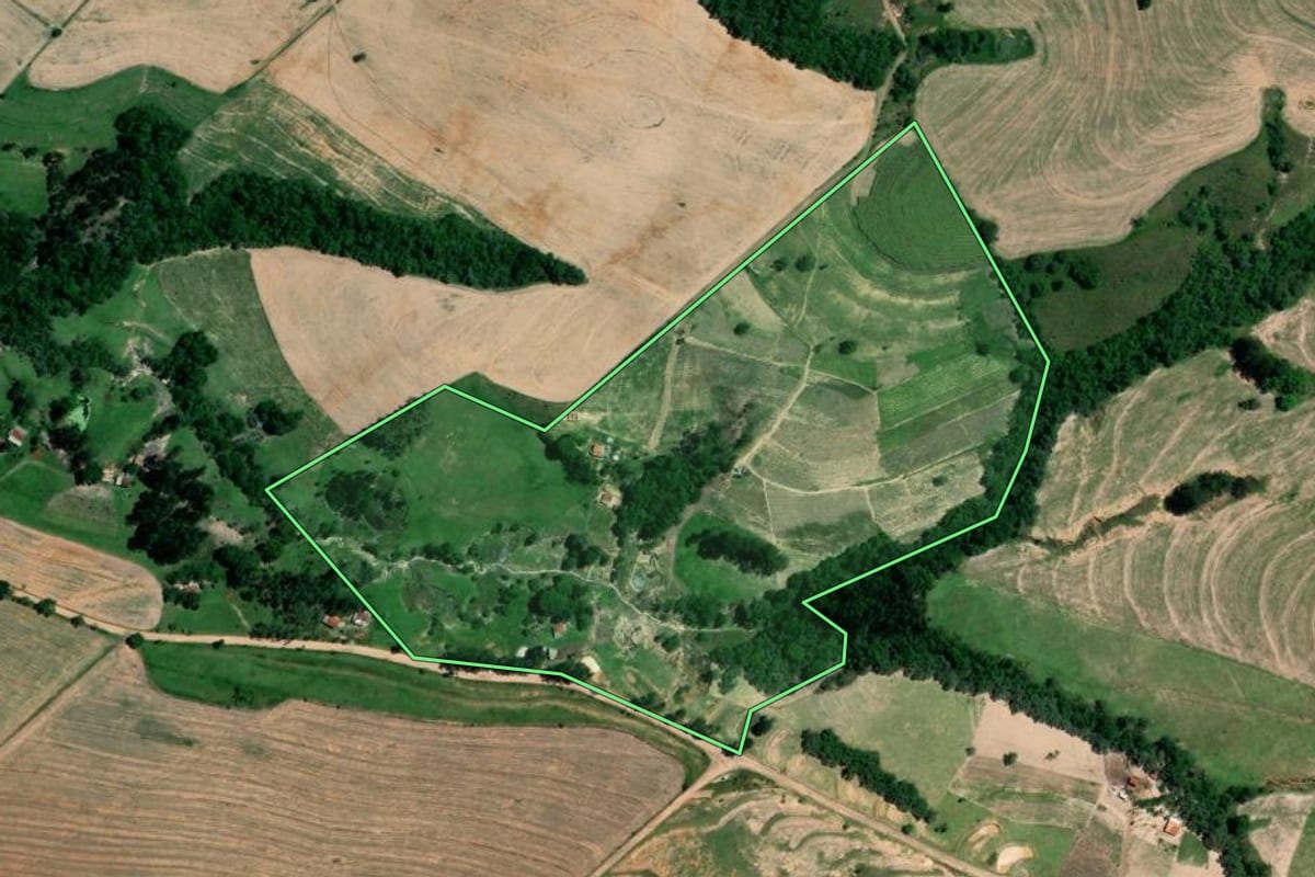 Imagem de satélite do imóvel rural em Itaporanga (SP), com o contorno declarado no CAR desenhado por cima.