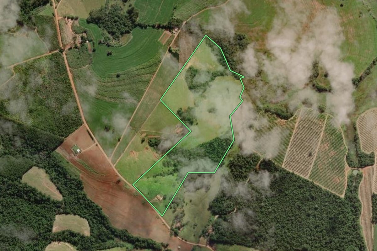 Imagem de satélite do imóvel rural em Itaporanga (SP), com o contorno declarado no CAR desenhado por cima.