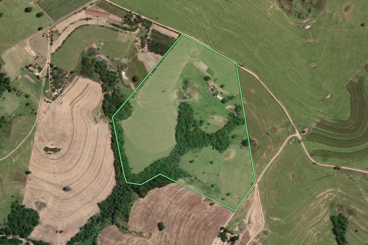 Imagem de satélite do imóvel rural em Itaporanga (SP), com o contorno declarado no CAR desenhado por cima.