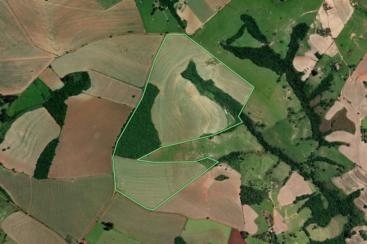 Imagem de satélite do imóvel rural em Itaporanga (SP), com o contorno declarado no CAR desenhado por cima.