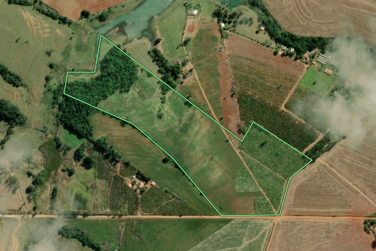 Imagem de satélite do imóvel rural em Itaporanga (SP), com o contorno declarado no CAR desenhado por cima.
