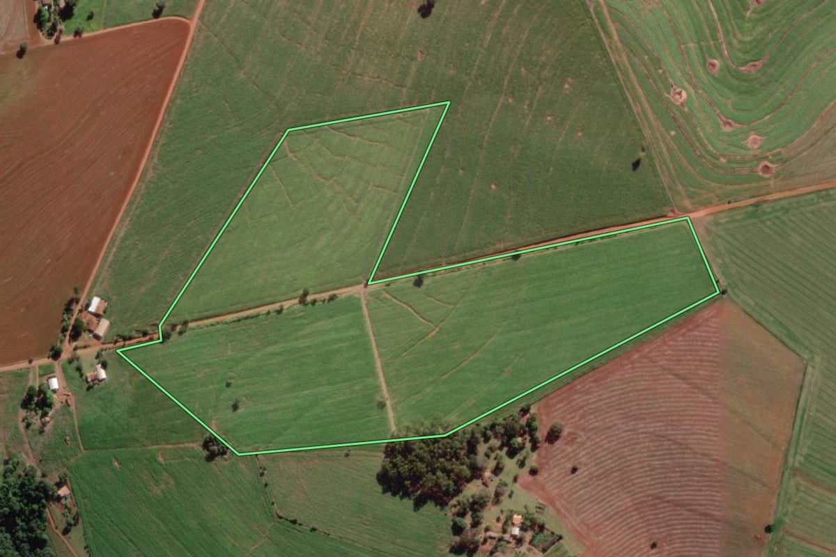 Imagem de satélite do imóvel rural em Itaporanga (SP), com o contorno declarado no CAR desenhado por cima.