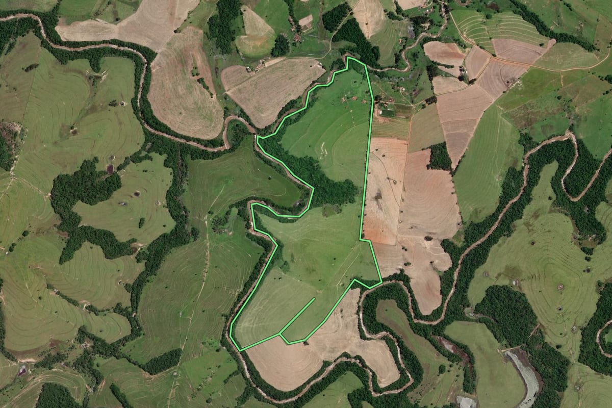 Imagem de satélite do imóvel rural em Itaporanga (SP), com o contorno declarado no CAR desenhado por cima.
