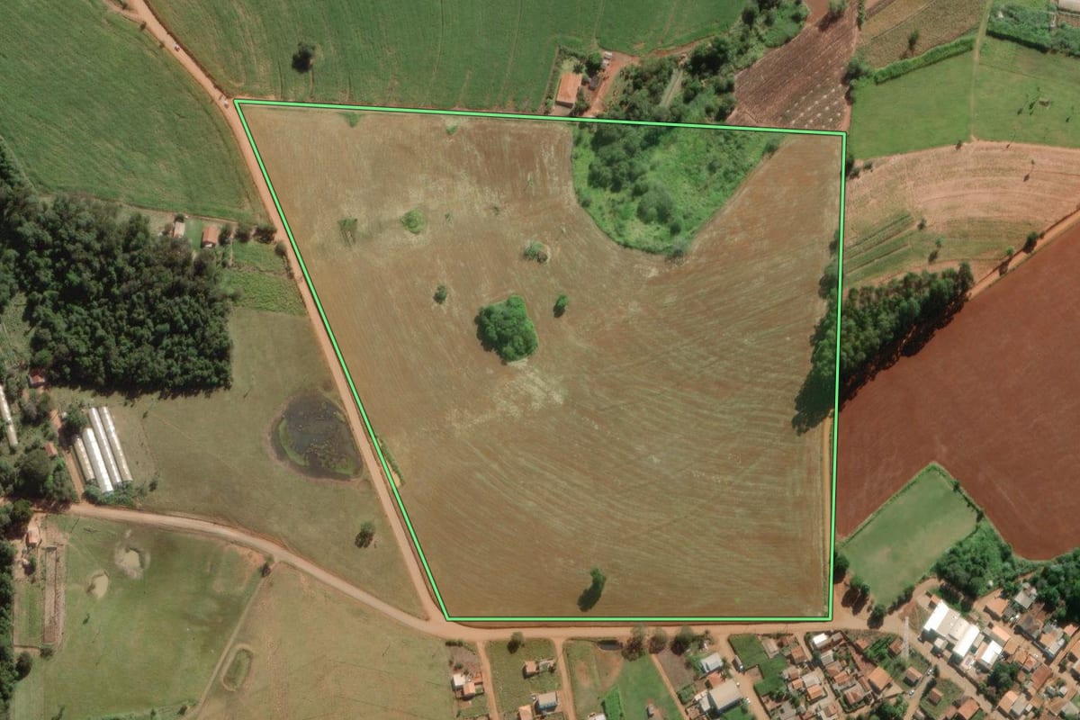 Imagem de satélite do imóvel rural em Itaporanga (SP), com o contorno declarado no CAR desenhado por cima.