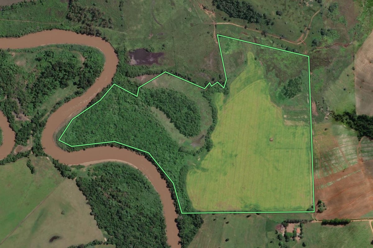 Imagem de satélite do imóvel rural em Itaporanga (SP), com o contorno declarado no CAR desenhado por cima.