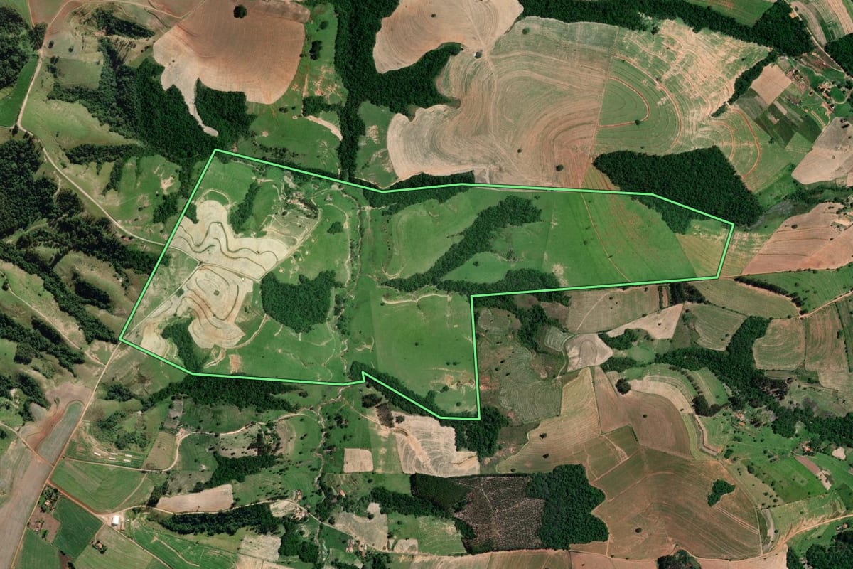 Imagem de satélite do imóvel rural em Itaporanga (SP), com o contorno declarado no CAR desenhado por cima.