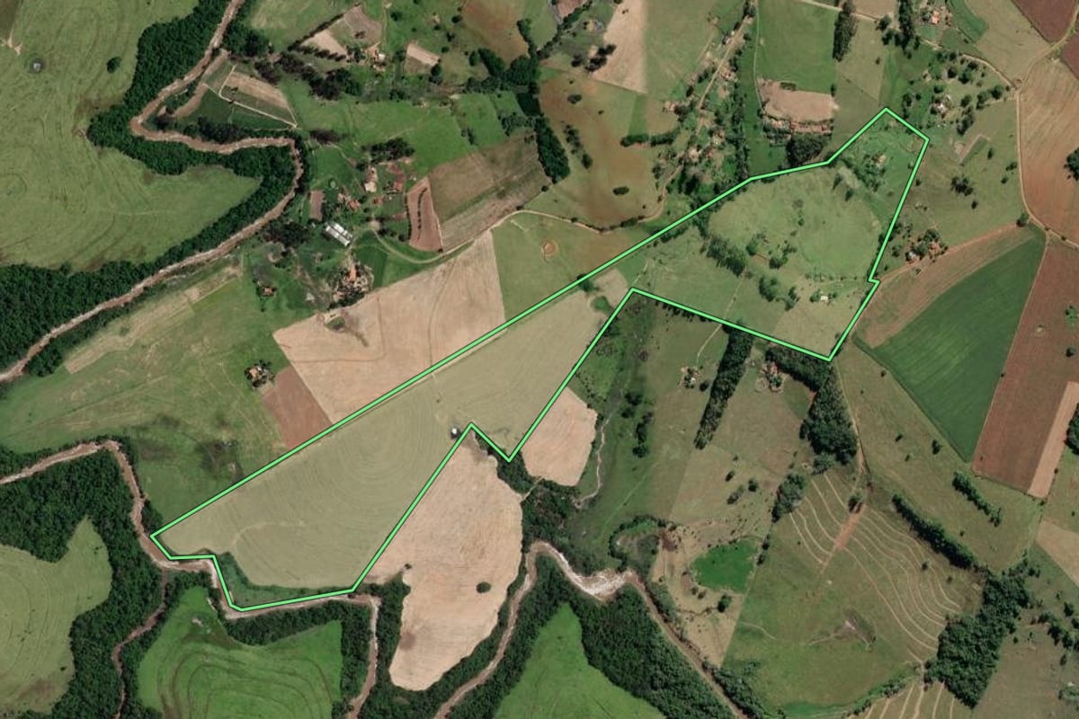 Imagem de satélite do imóvel rural em Itaporanga (SP), com o contorno declarado no CAR desenhado por cima.