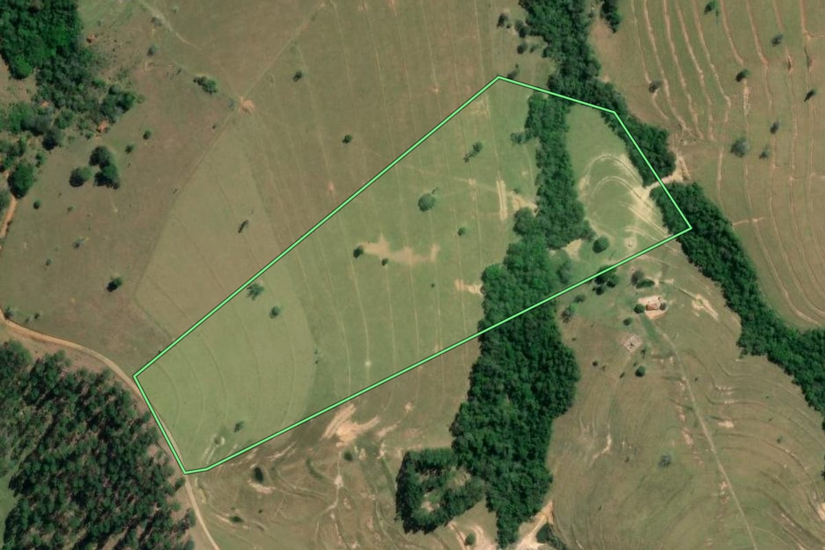 Imagem de satélite do imóvel rural em Itaporanga (SP), com o contorno declarado no CAR desenhado por cima.