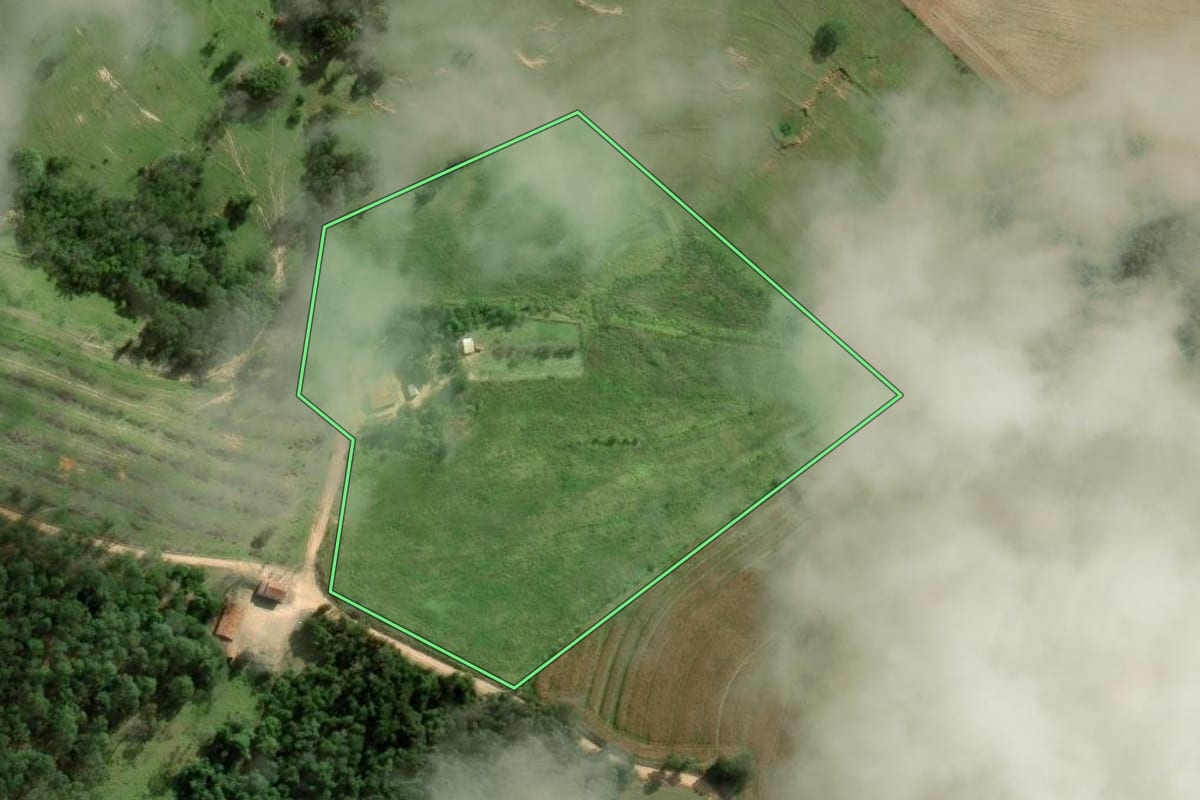 Imagem de satélite do imóvel rural em Itaporanga (SP), com o contorno declarado no CAR desenhado por cima.