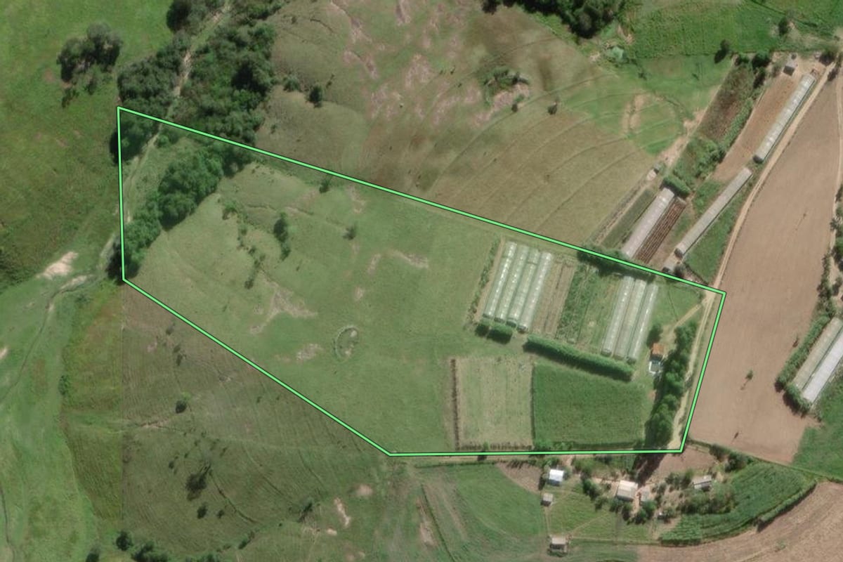 Imagem de satélite do imóvel rural em Itaporanga (SP), com o contorno declarado no CAR desenhado por cima.