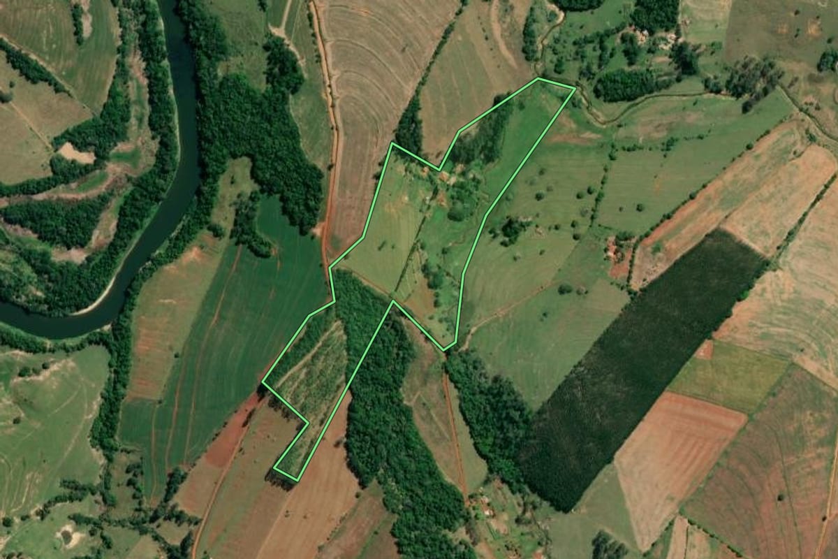 Imagem de satélite do imóvel rural em Itaporanga (SP), com o contorno declarado no CAR desenhado por cima.