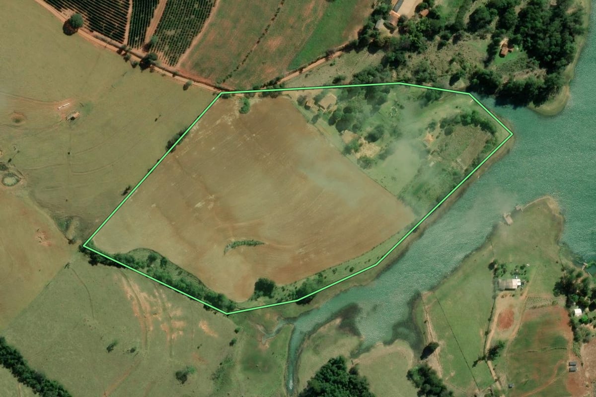 Imagem de satélite do imóvel rural em Itaporanga (SP), com o contorno declarado no CAR desenhado por cima.