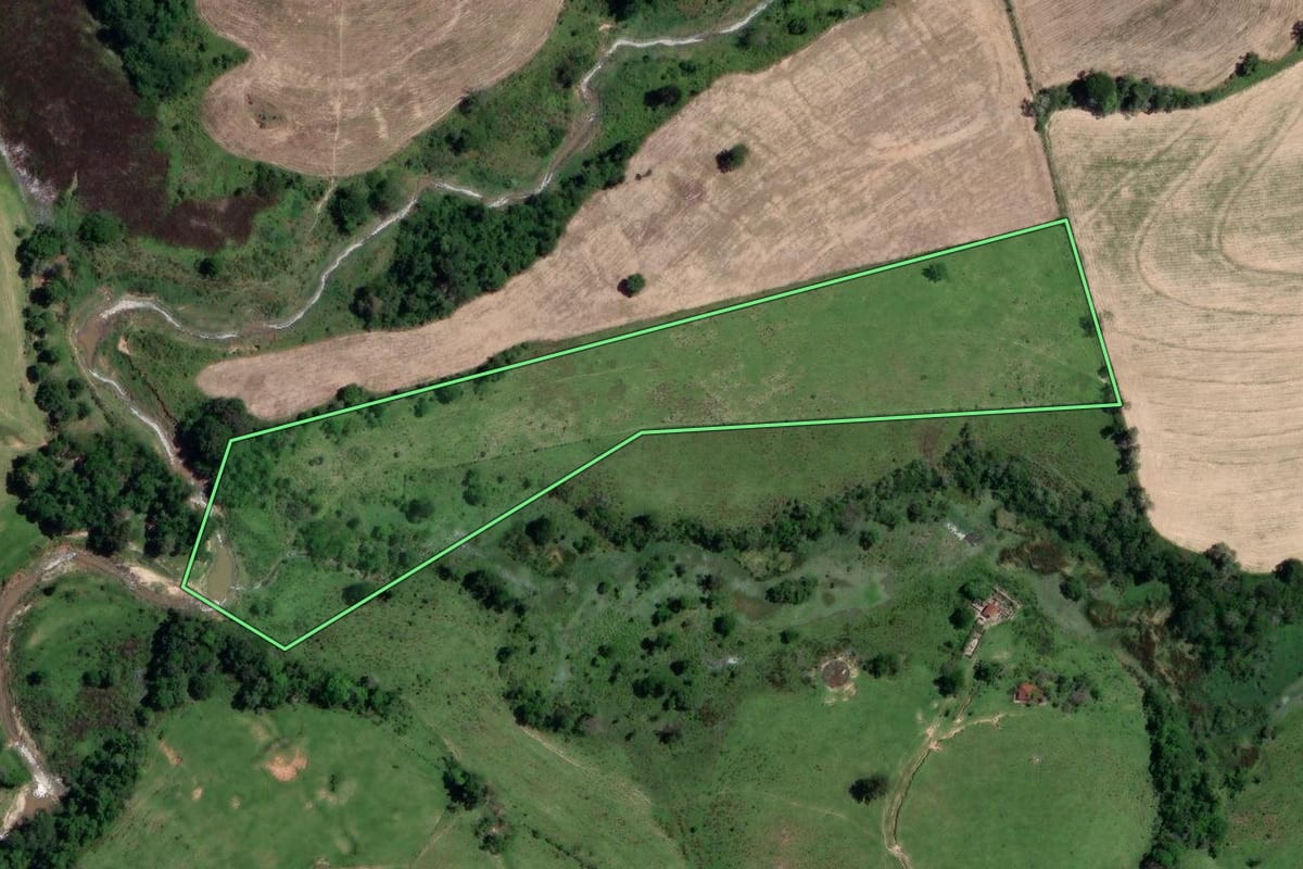 Imagem de satélite do imóvel rural em Itaporanga (SP), com o contorno declarado no CAR desenhado por cima.