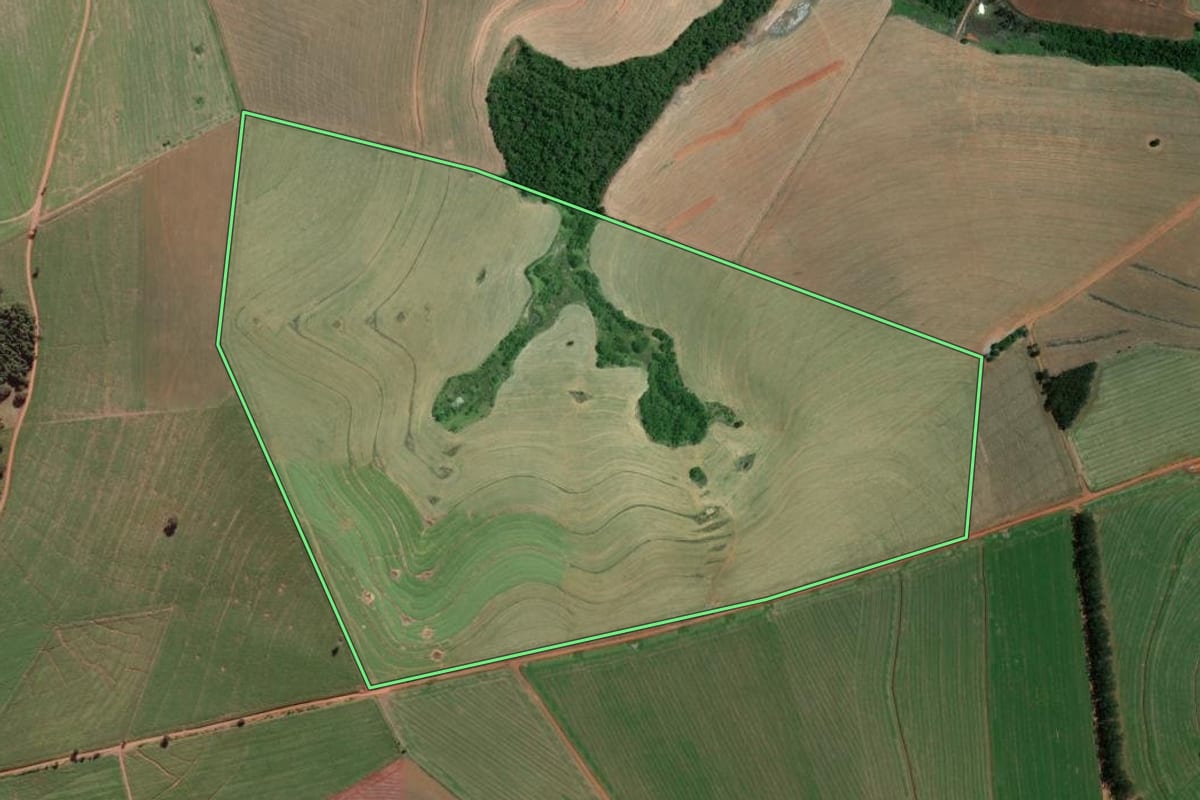 Imagem de satélite do imóvel rural em Itaporanga (SP), com o contorno declarado no CAR desenhado por cima.