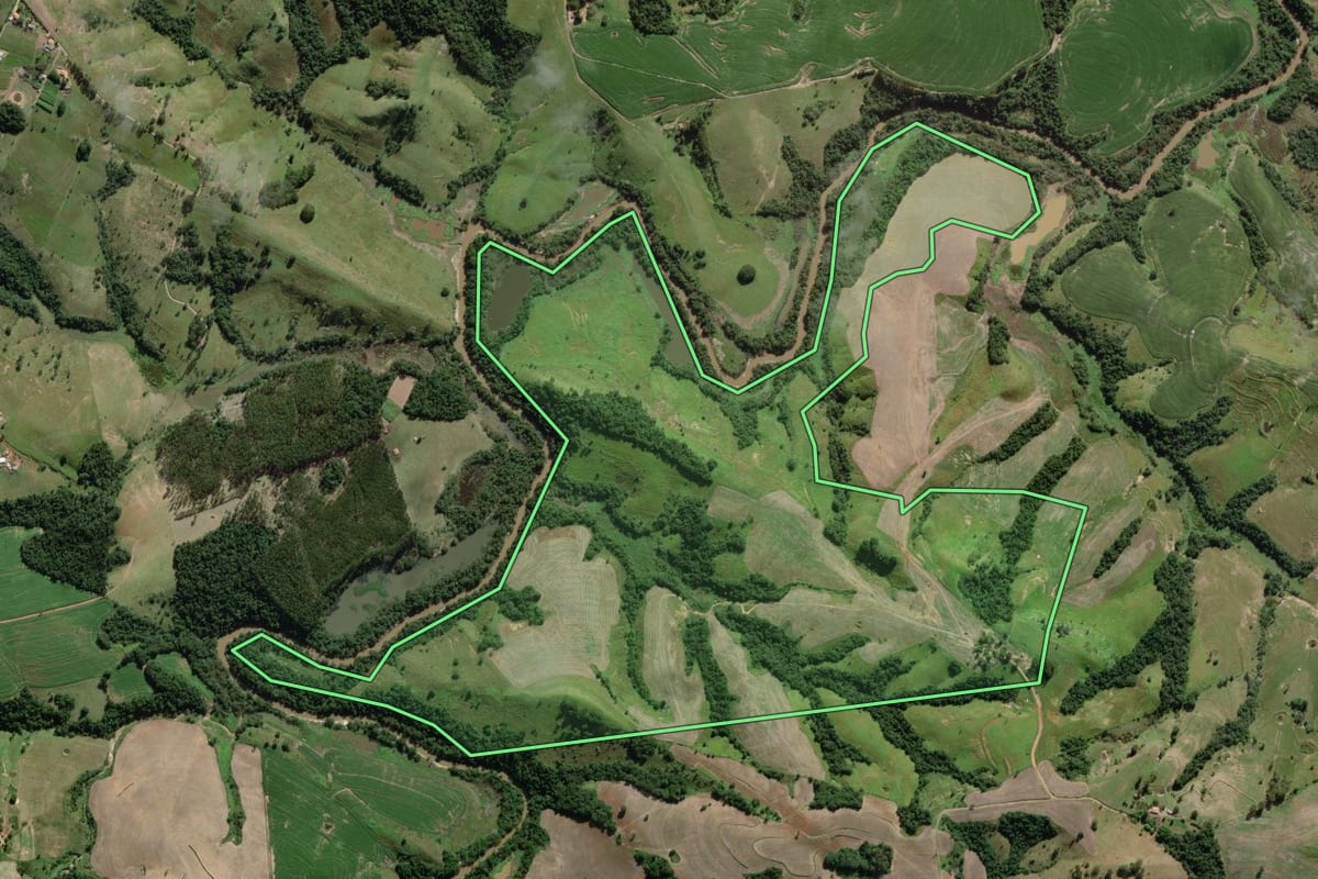 Imagem de satélite do imóvel rural em Itaporanga (SP), com o contorno declarado no CAR desenhado por cima.