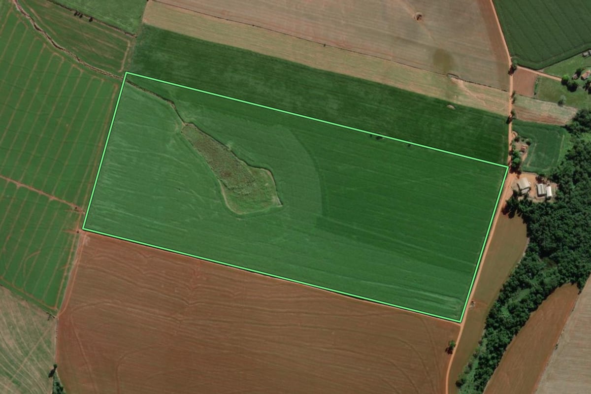 Imagem de satélite do imóvel rural em Itaporanga (SP), com o contorno declarado no CAR desenhado por cima.