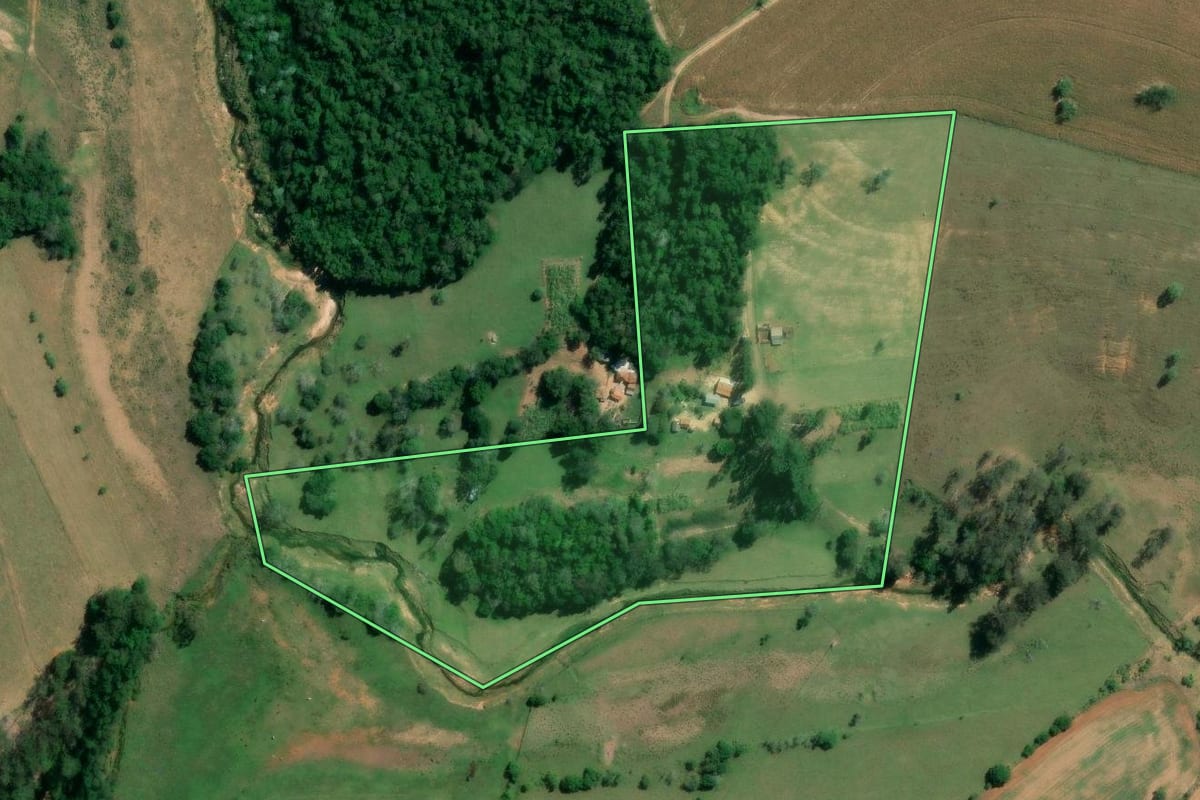 Imagem de satélite do imóvel rural em Itaporanga (SP), com o contorno declarado no CAR desenhado por cima.