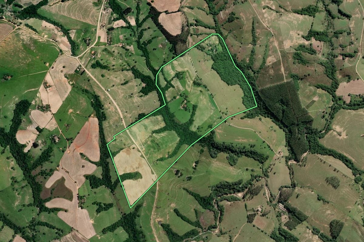 Imagem de satélite do imóvel rural em Itaporanga (SP), com o contorno declarado no CAR desenhado por cima.