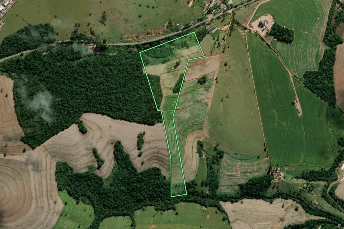 Imagem de satélite do imóvel rural em Itaporanga (SP), com o contorno declarado no CAR desenhado por cima.