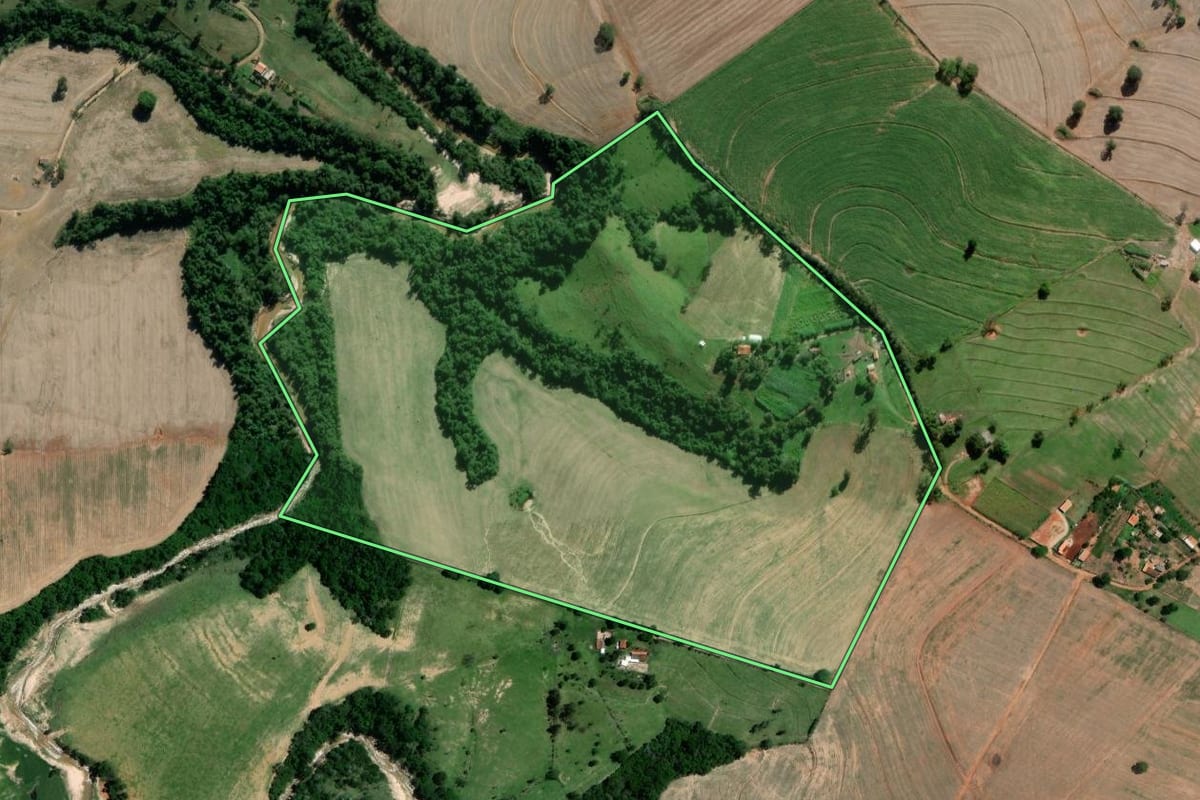 Imagem de satélite do imóvel rural em Itaporanga (SP), com o contorno declarado no CAR desenhado por cima.