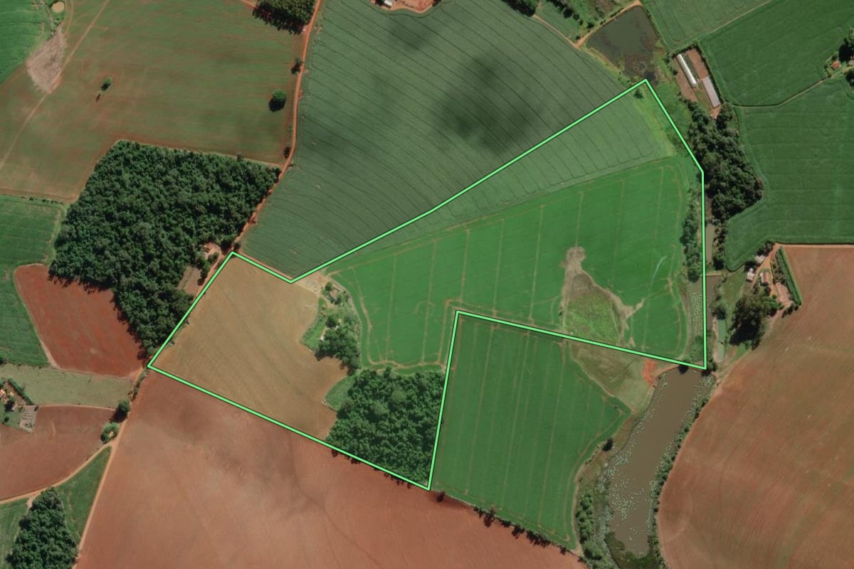 Imagem de satélite do imóvel rural em Itaporanga (SP), com o contorno declarado no CAR desenhado por cima.