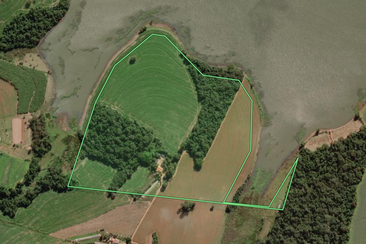 Imagem de satélite do imóvel rural em Itaporanga (SP), com o contorno declarado no CAR desenhado por cima.