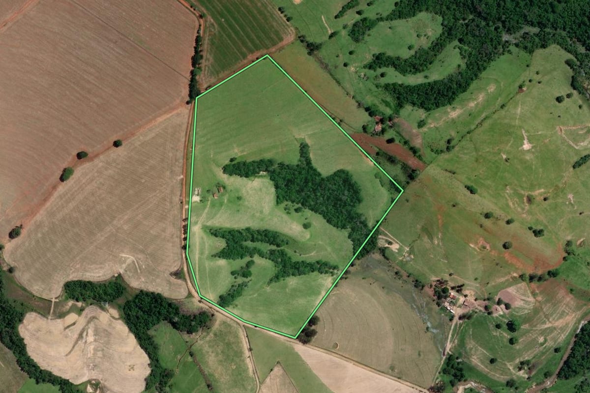 Imagem de satélite do imóvel rural em Itaporanga (SP), com o contorno declarado no CAR desenhado por cima.