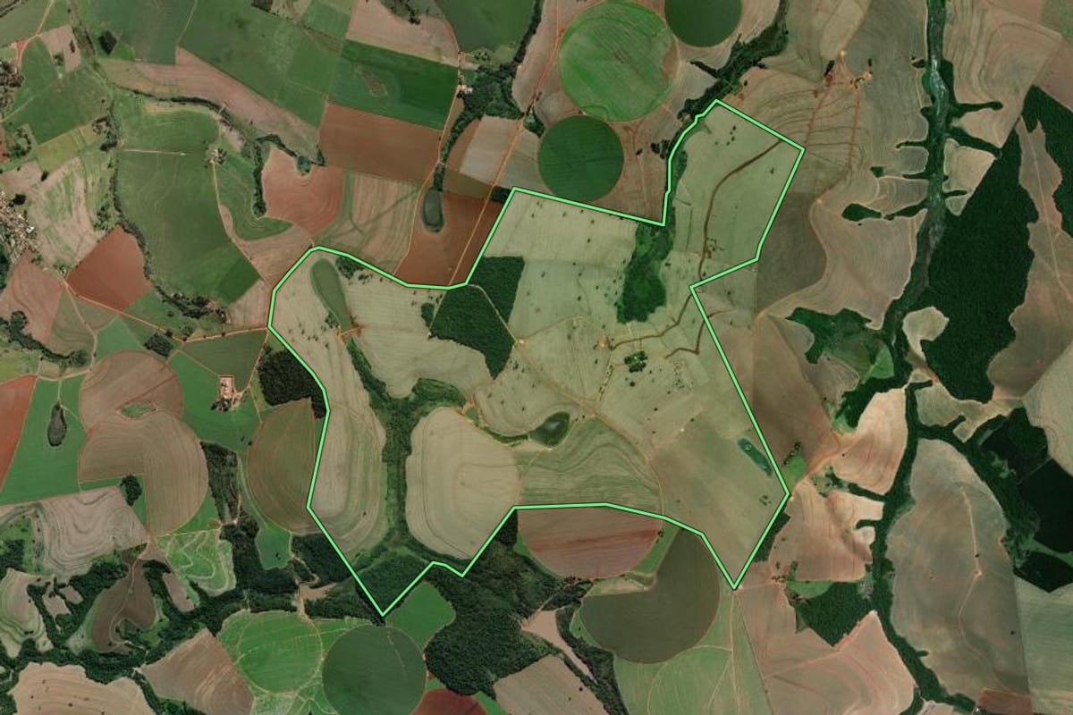 Imagem de satélite do imóvel rural em Itaporanga (SP), com o contorno declarado no CAR desenhado por cima.