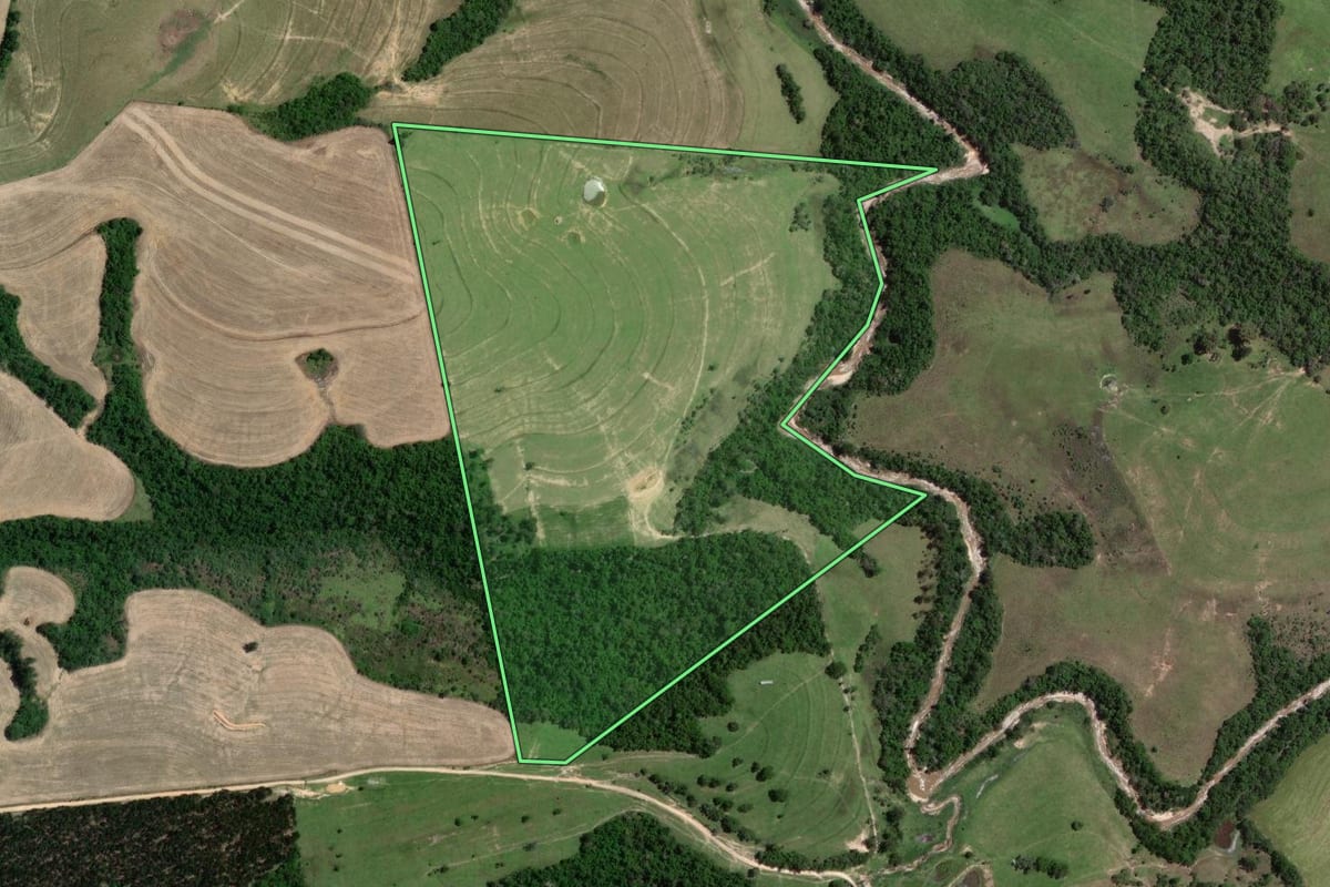 Imagem de satélite do imóvel rural em Itaporanga (SP), com o contorno declarado no CAR desenhado por cima.