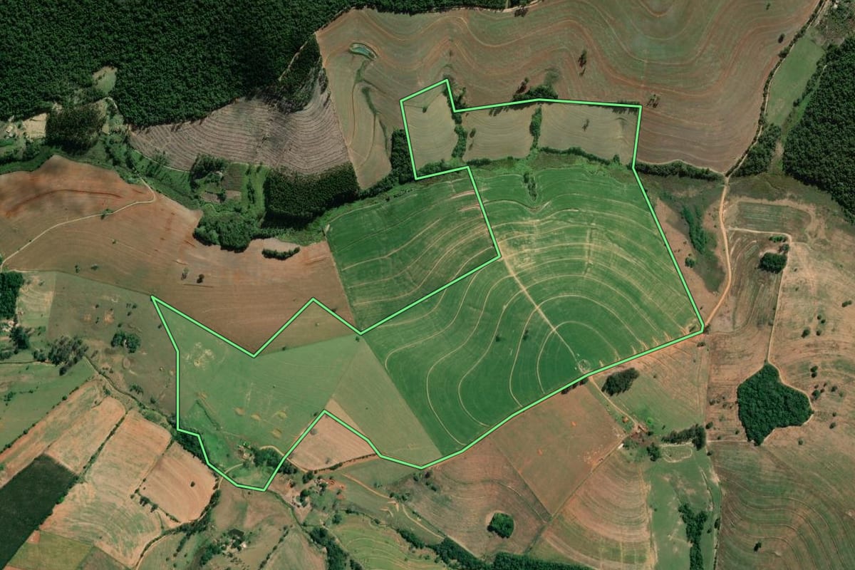 Imagem de satélite do imóvel rural em Itaporanga (SP), com o contorno declarado no CAR desenhado por cima.