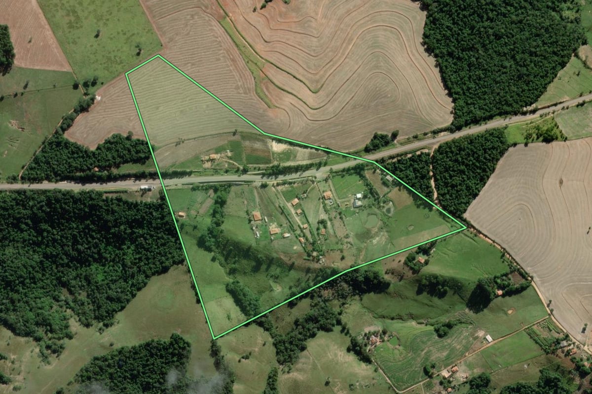 Imagem de satélite do imóvel rural em Itaporanga (SP), com o contorno declarado no CAR desenhado por cima.