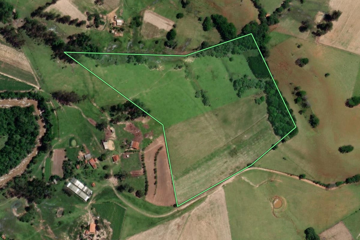 Imagem de satélite do imóvel rural em Itaporanga (SP), com o contorno declarado no CAR desenhado por cima.