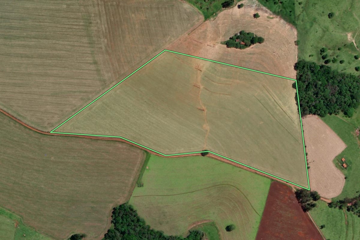 Imagem de satélite do imóvel rural em Itaporanga (SP), com o contorno declarado no CAR desenhado por cima.